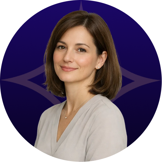 Portrait IA SNØW: Femme souriante sur fond bleu abstrait, expertise et innovation.